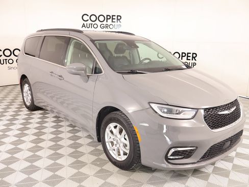Used 2022 Chrysler Pacifica Touring-L FWD image 1