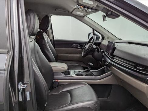 Used 2025 Kia Carnival image 23