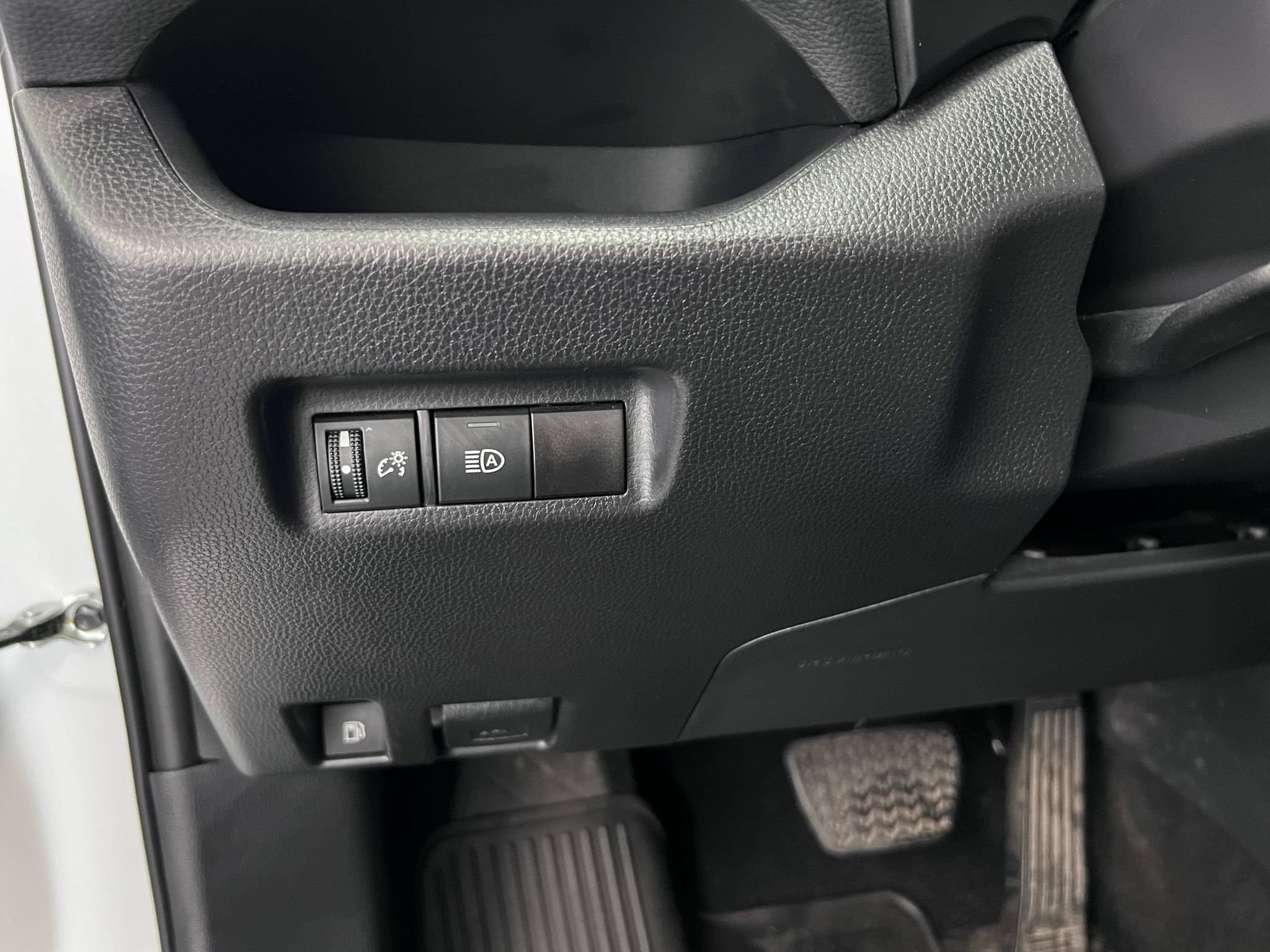 Used 2025 Toyota RAV4 XLE AWD/4WD image 17