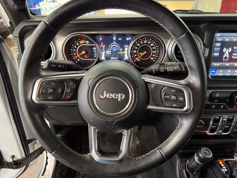 Used 2018 Jeep Wrangler Unlimited Sahara AWD/4WD image 6