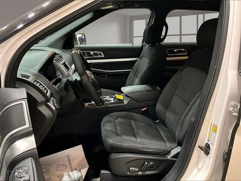 Used 2017 Ford Explorer XLT image 22