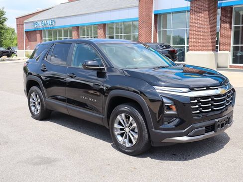 Used 2025 Chevrolet Equinox LT FWD image 2