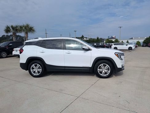 Used 2024 GMC Terrain SLE FWD image 2