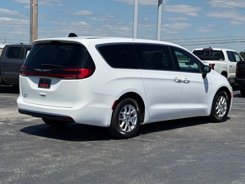 Used 2026 Chrysler Pacifica Select FWD image 5