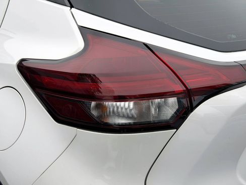 Used 2021 Nissan Kicks SV FWD image 9