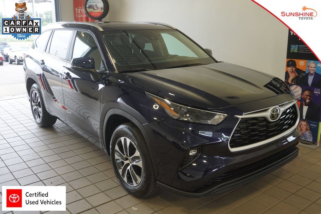 Certified 2025 Toyota Highlander XLE FWD image 1