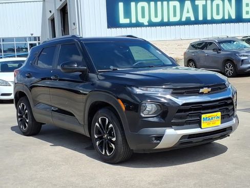 Used 2023 Chevrolet TrailBlazer LT w/ Convenience Package FWD image 3