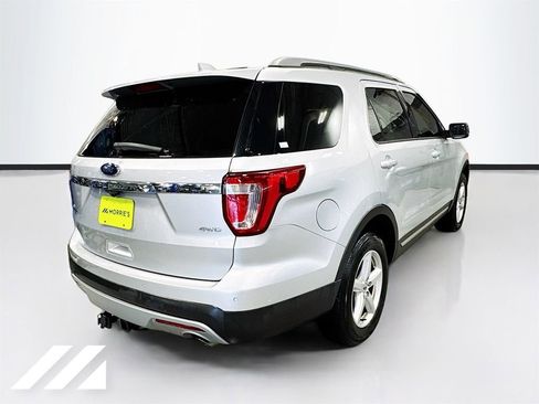 Used 2017 Ford Explorer XLT AWD/4WD image 5