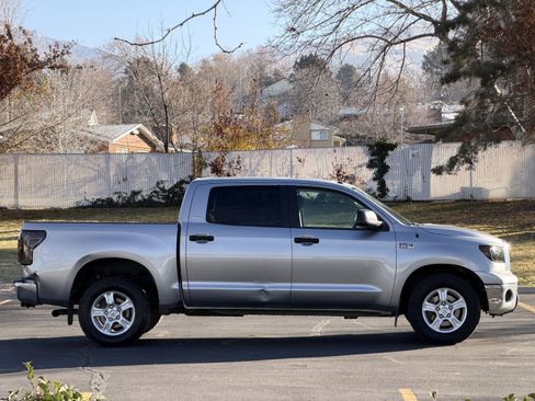 Used 2010 Toyota Tundra 4x4 CrewMax image 3