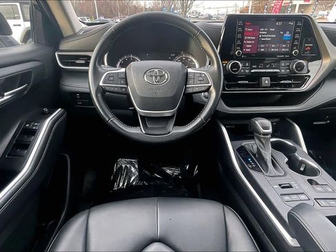 Used 2022 Toyota Highlander XLE image 6