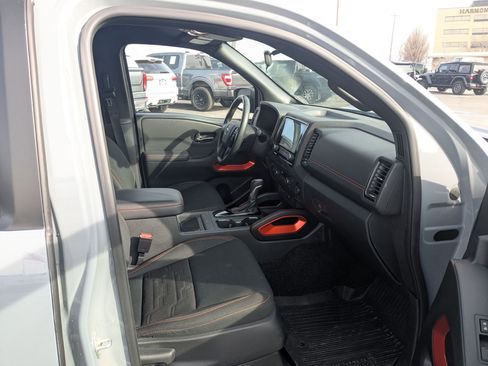 Used 2022 Nissan Frontier PRO-4X image 32