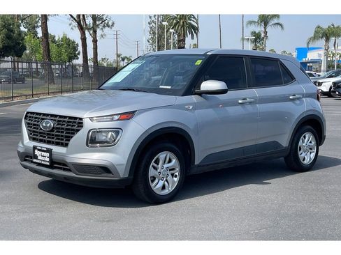 Used 2021 Hyundai Venue SE FWD image 2