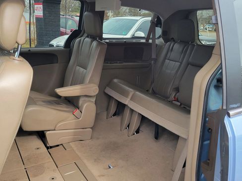 Used 2013 Chrysler Town & Country Touring-L w/ Driver Convenience Group image 12