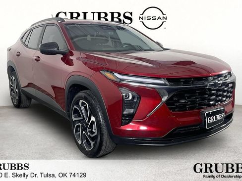 Used 2025 Chevrolet Trax RS w/ Sunroof Package FWD image 1