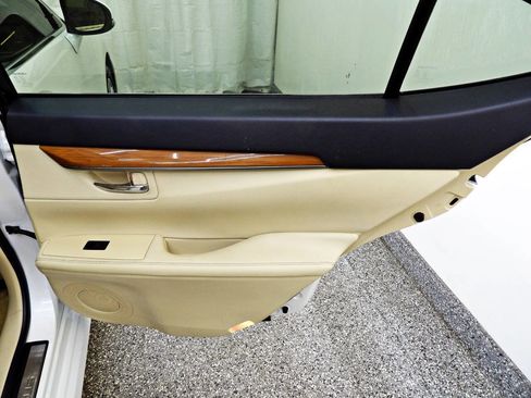 Used 2014 Lexus ES 300h w/ Luxury Package w/Bamboo Trim FWD image 12
