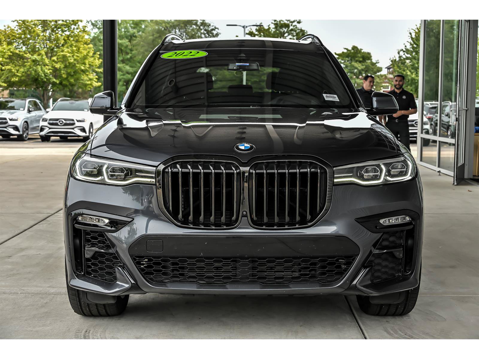 Used 2022 BMW X7 xDrive40i w/ M Sport Package AWD/4WD image 4