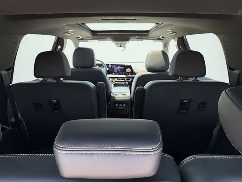 Used 2025 Chevrolet Traverse High Country FWD image 23