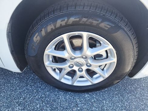 Used 2023 Chrysler Pacifica Touring-L image 3