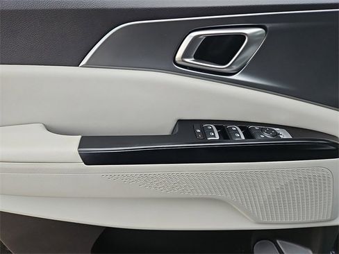 Used 2024 Kia Carnival LX image 12