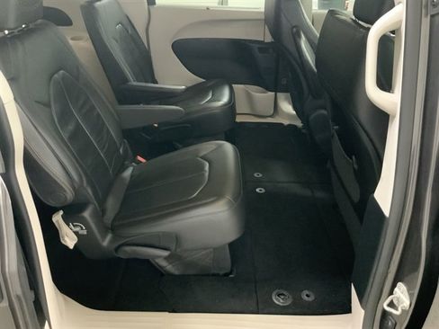 Used 2018 Chrysler Pacifica Touring-L image 17