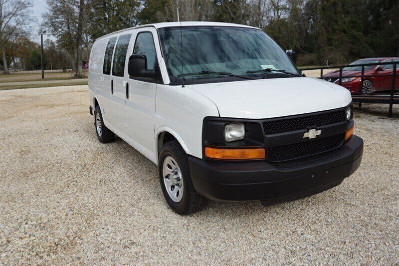 Used 2010 Chevrolet Express 1500 RWD image 2