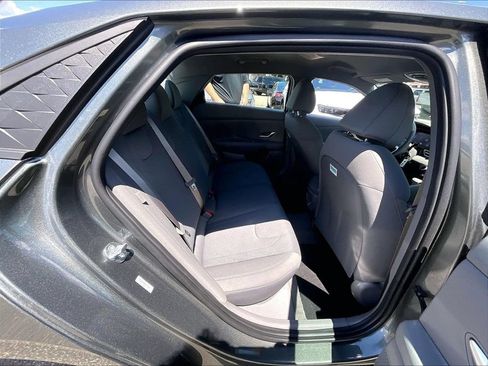 Used 2025 Hyundai Elantra SE FWD image 16
