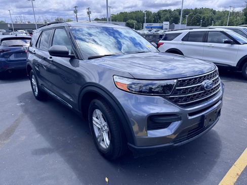Used 2024 Ford Explorer XLT AWD/4WD image 3