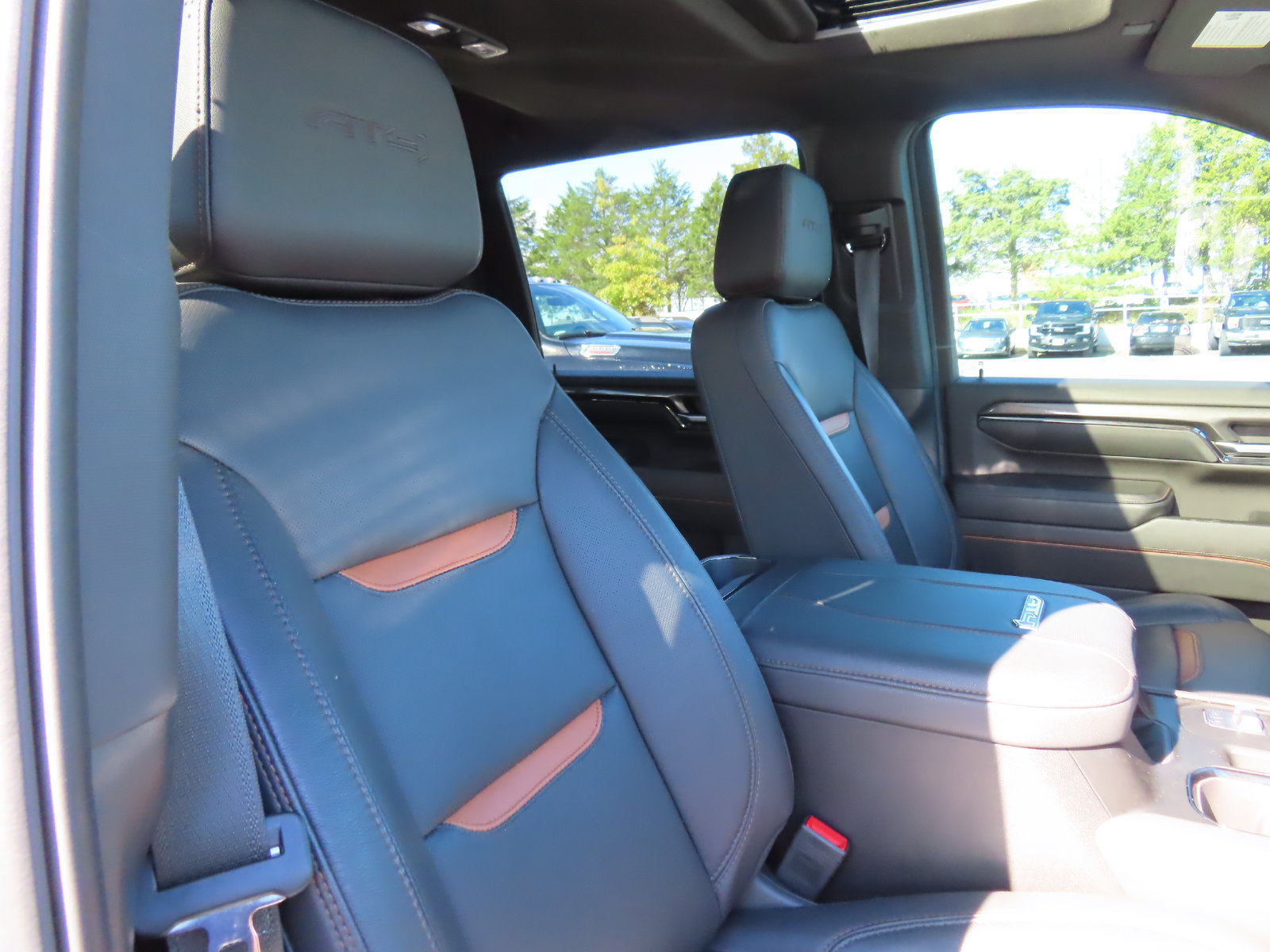 Used 2024 GMC Sierra 2500 AT4 w/ AT4 Premium Plus Package AWD/4WD image 37
