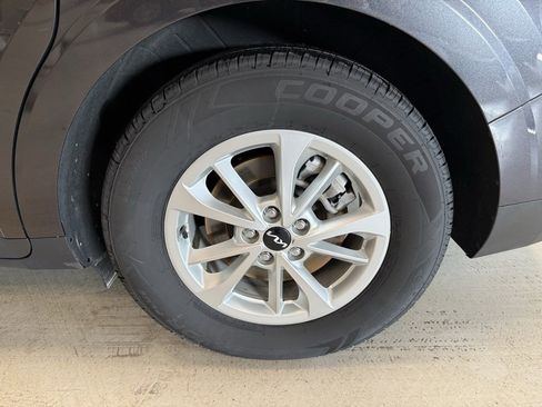 Used 2022 Kia Carnival LX image 10