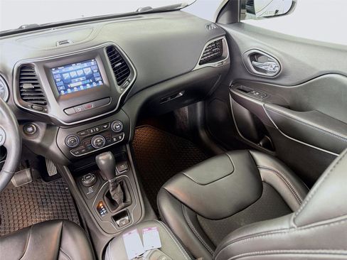 Used 2019 Jeep Cherokee Latitude Plus w/ Comfort/Convenience Group AWD/4WD image 24