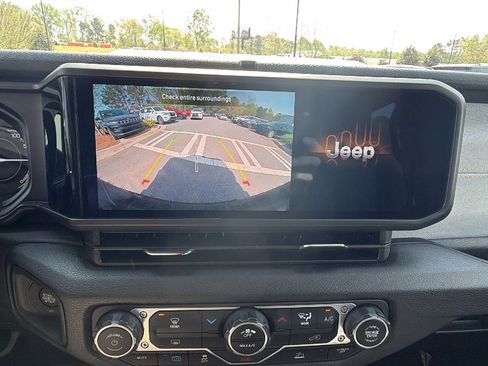 Used 2025 Jeep Wrangler Willys image 33