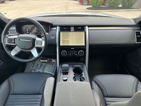 New 2024 Land Rover Discovery Dynamic SE image 15