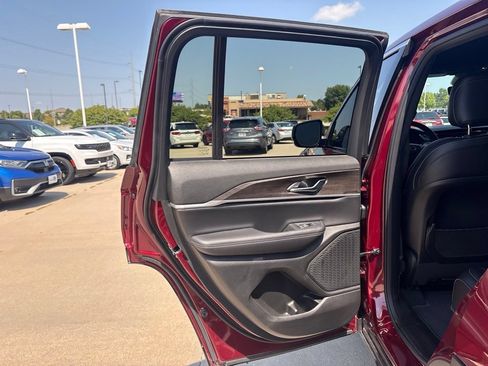Used 2025 Jeep Grand Cherokee Limited AWD/4WD image 38