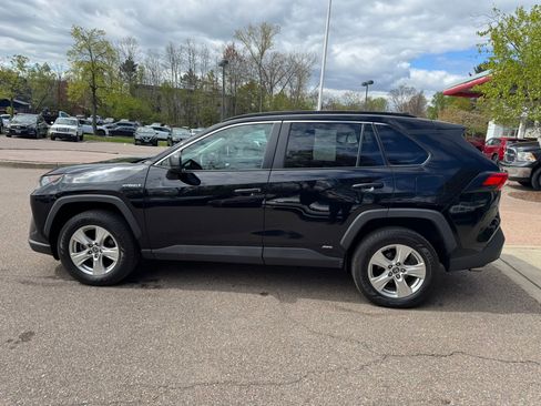 Used 2021 Toyota RAV4 LE AWD/4WD image 4
