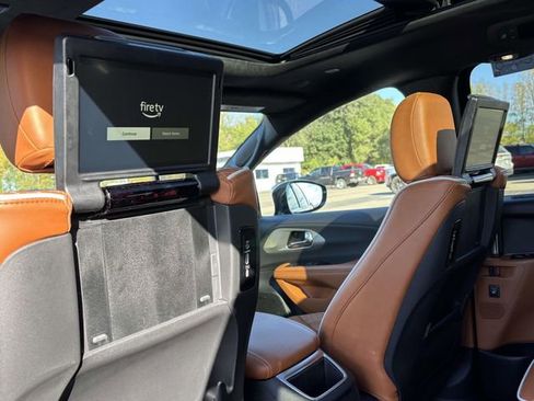 New 2026 Chrysler Pacifica Pinnacle AWD/4WD image 9
