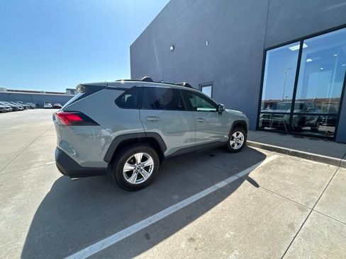 Used 2019 Toyota RAV4 XLE w/ Convenience Package FWD image 9