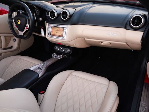 Used 2013 Ferrari California image 21
