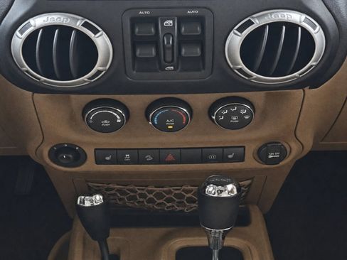Used 2012 Jeep Wrangler Unlimited Rubicon w/ Connectivity Group AWD/4WD image 12