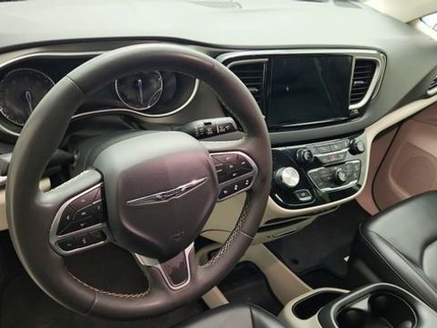 Used 2023 Chrysler Pacifica Touring-L FWD image 12