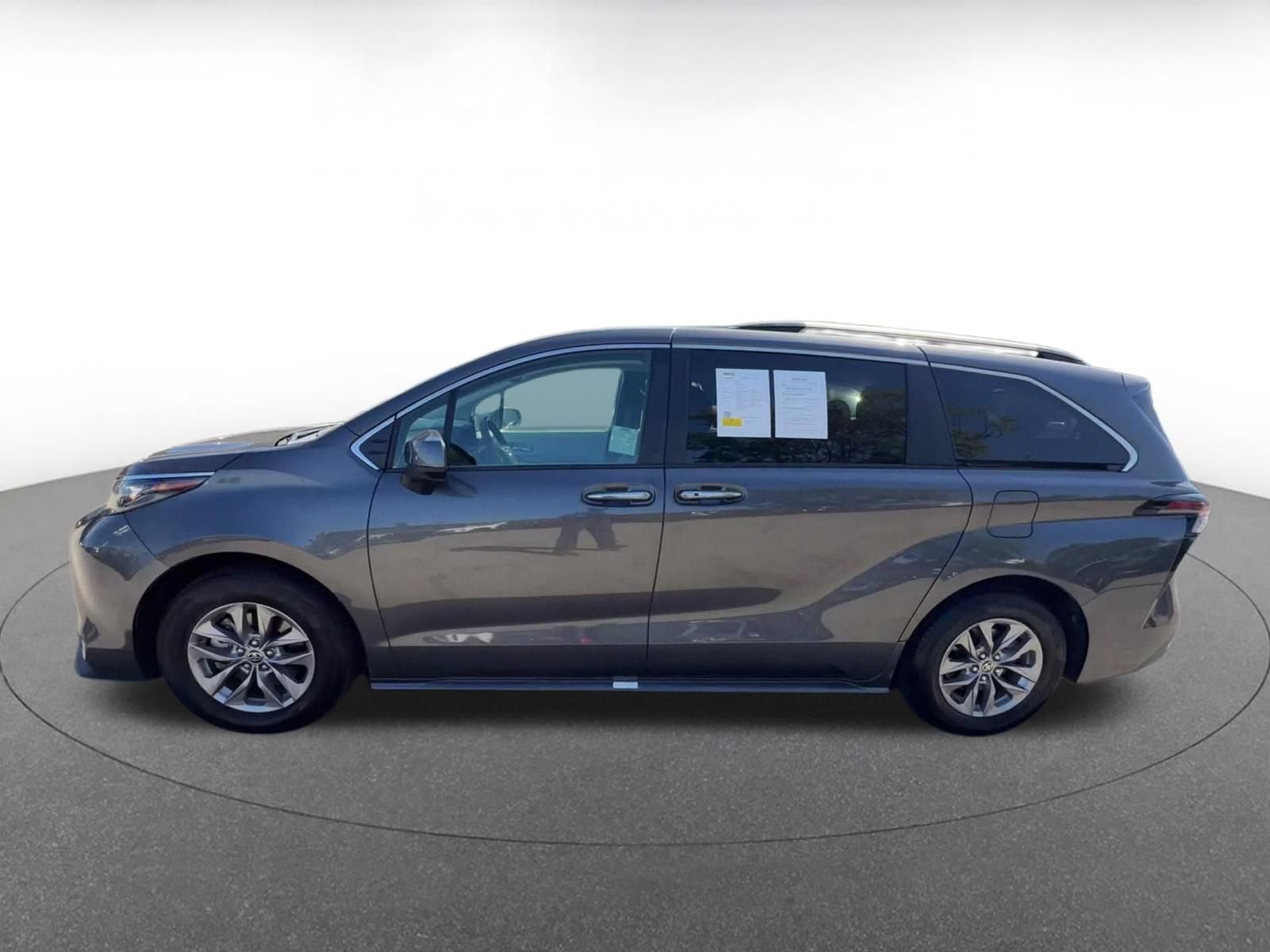 Used 2025 Toyota Sienna XLE FWD image 8