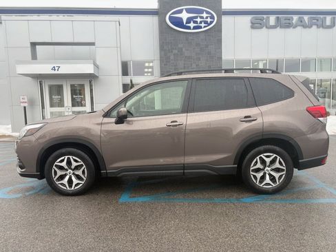 Used 2023 Subaru Forester Premium image 2