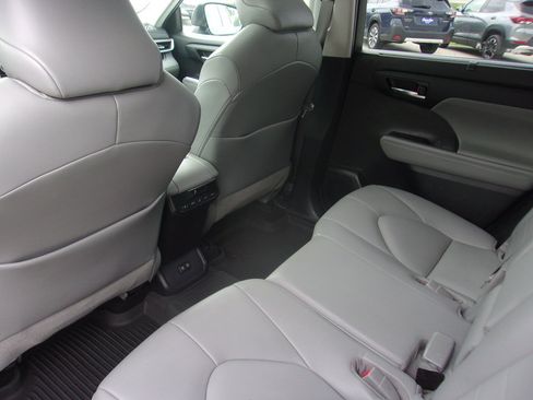 Used 2021 Toyota Highlander XLE AWD/4WD image 18