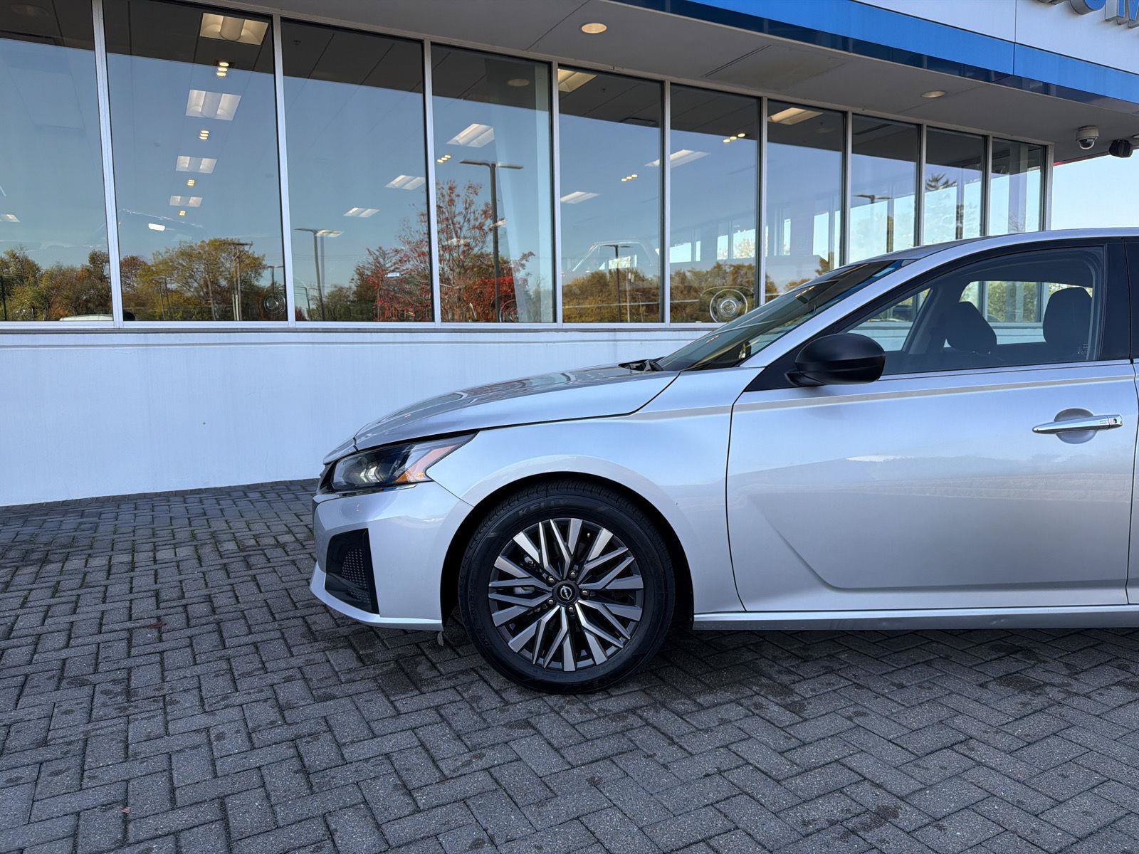 Used 2024 Nissan Altima 2.5 SV FWD image 9