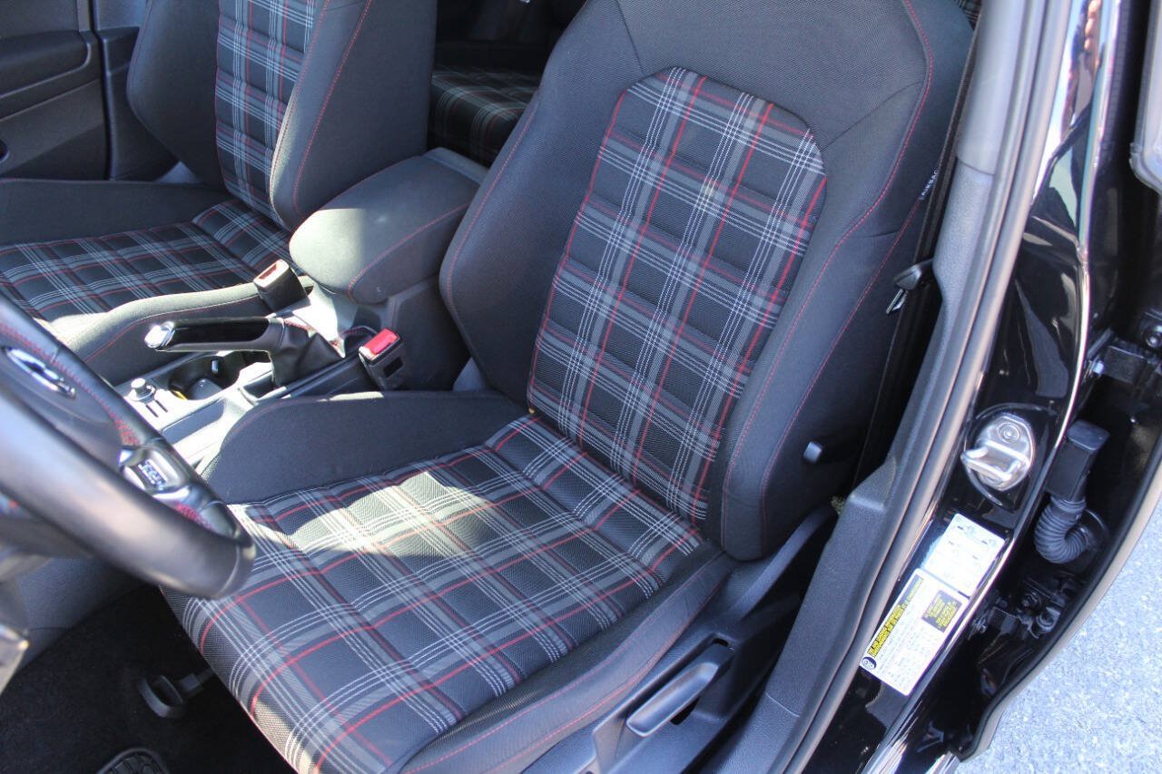 Used 2018 Volkswagen GTI SE FWD image 3