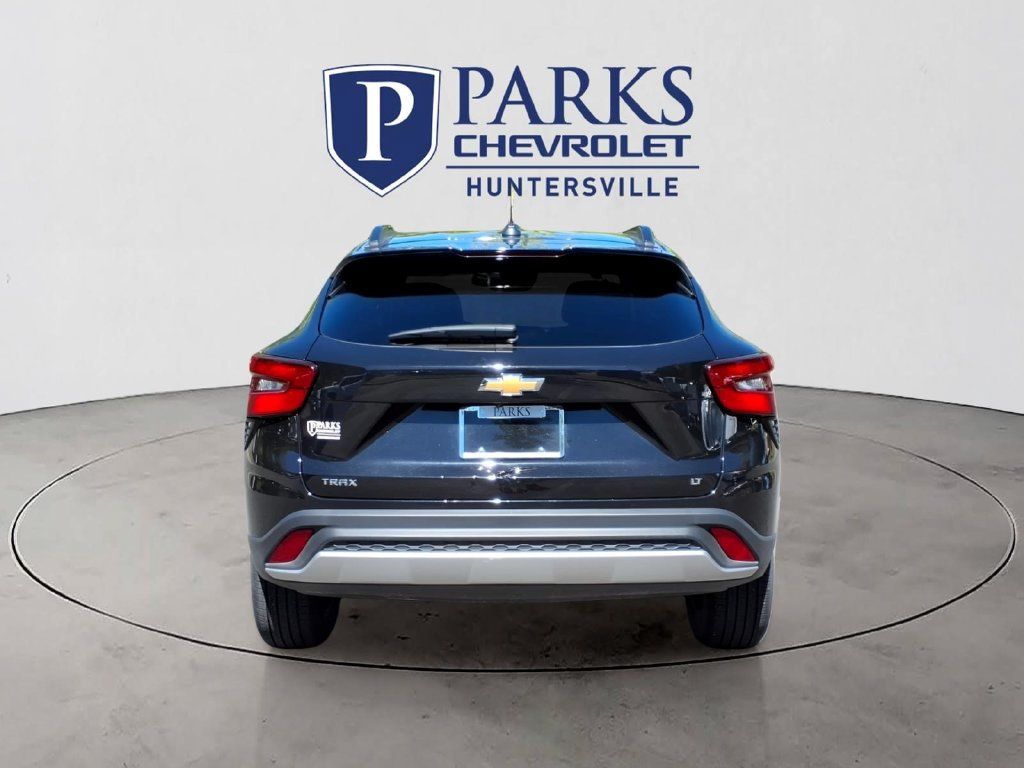 Used 2025 Chevrolet Trax LT w/ LT Convenience Package FWD image 30