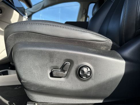 Used 2024 Chrysler Pacifica Touring-L image 24