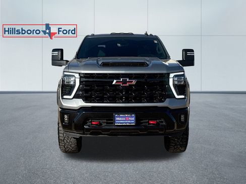 Used 2024 Chevrolet Silverado 2500 ZR2 w/ Technology Package image 2