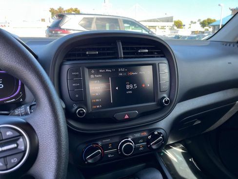 Used 2025 Kia Soul LX w/ LX Technology Package FWD image 17