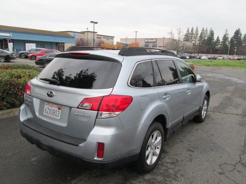 Used 2013 Subaru Outback 2.5i Premium AWD/4WD image 4