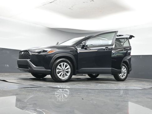 Used 2025 Toyota Corolla Cross LE image 41